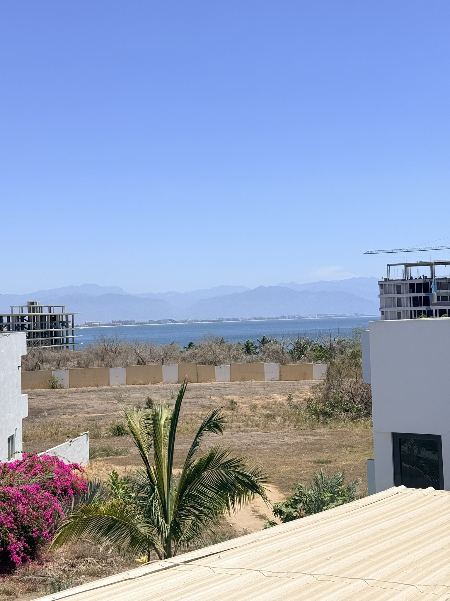 Construcción en proceso con vista al mar